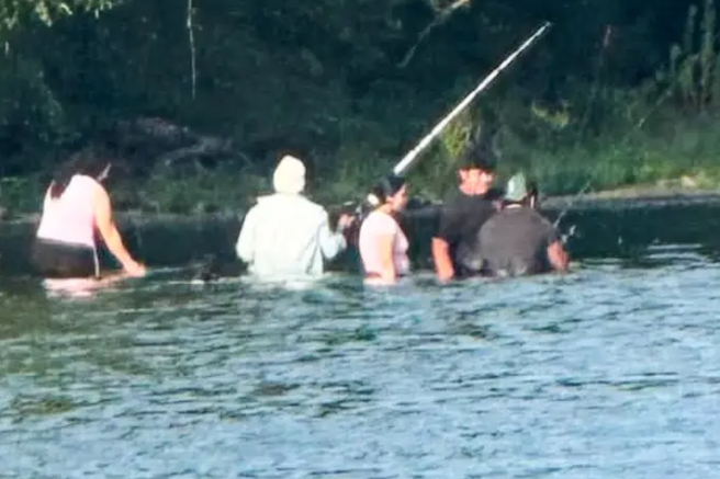 Zadnja fotografija peterice, ki je brezskrbno lovila ribe: le nekaj trenutkov pozneje se je zgodila nepredstavljiva tragedija