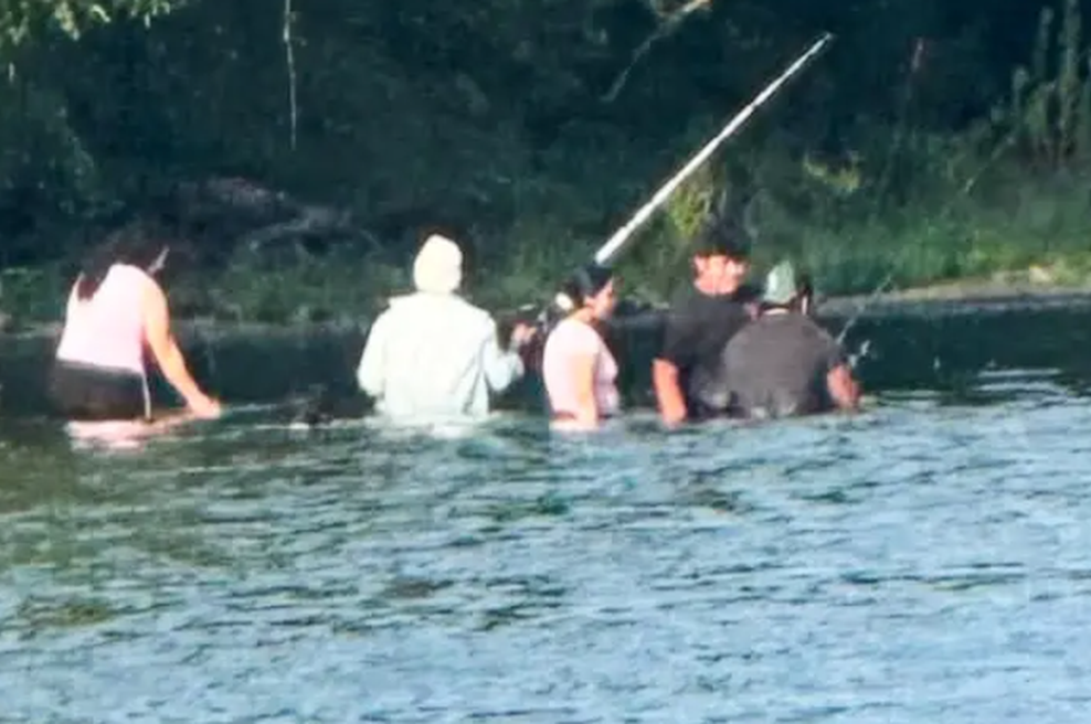Zadnja fotografija peterice, ki je brezskrbno lovila ribe: le nekaj trenutkov pozneje se je zgodila nepredstavljiva tragedija (foto: New York Post)