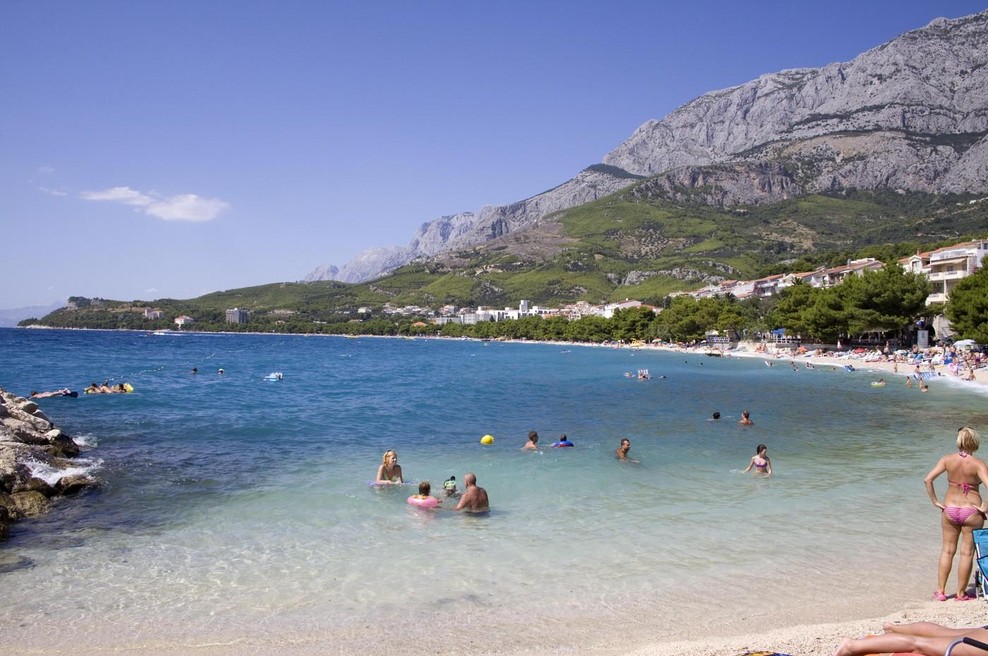 "Vrgli so me na tla in pretepli pred mojima otrokoma!" Na hrvaški plaži je zavrelo, jabolko spora pa je bil ... ležalnik! (foto: Profimedia)