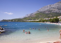 "Vrgli so me na tla in pretepli pred mojima otrokoma!" Na hrvaški plaži je zavrelo, jabolko spora pa je bil ... ležalnik!