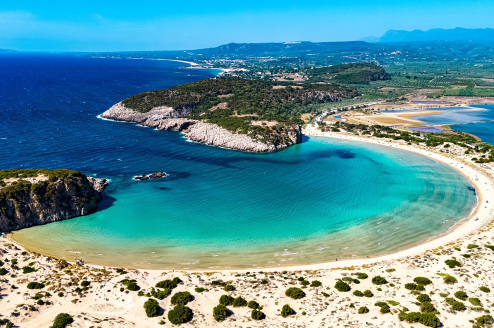 Dih jemajoča mediteranska plaža s prav posebno obliko: čeprav v bližini ni turistične ponudbe, ljudi tja privablja dvoje (foto: Profimedia)