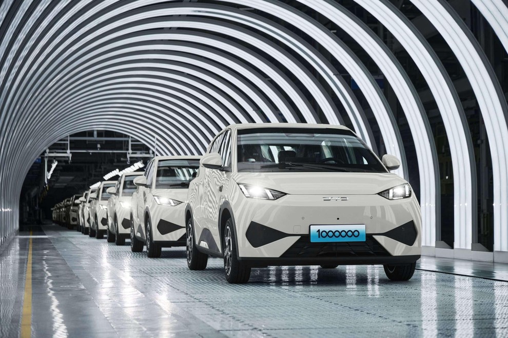 Na Kitajskem se tepejo za vsakega kupca, BYD pa je našel rešitev: isti avto v Nemčiji stane več kot 2-krat toliko