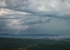 Resne težave na priljubljeni destinaciji: tisoče ljudi ostalo ujetih, izdana resna opozorila!
