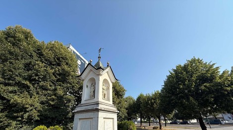 Celovska Debelo znamenje romarji
