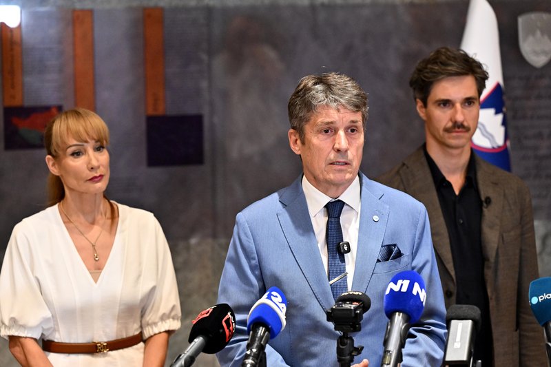 Meira Hot, Borut Sajovic, Luka Mesec