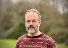 Profesor Tom je med sprehodom z nečakinjo opazil dvignjeno plast zemlje, takoj je vedel, da se mu je nasmehnila neznanska sreča