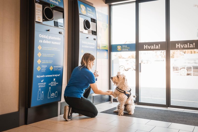 Prinesite prazne plastenke v Lidl in podprite Društvo Tačke pomagačke