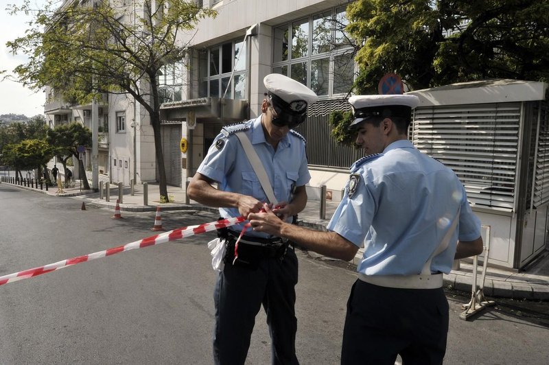 Brezdomec našel zapuščen kovček: kmalu mu je postalo jasno, da je nekaj hudo narobe