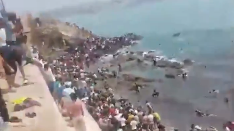 Pretresljivi prizori iz španske Ceute: 50 tisoč migrantov preplavilo mesto, razmere so ušle izpod nadzora (VIDEO)