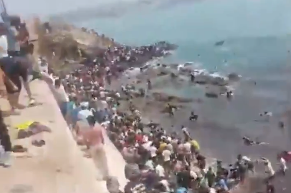 Pretresljivi prizori iz španske Ceute: 50 tisoč migrantov preplavilo mesto, razmere so ušle izpod nadzora (VIDEO) (foto: X/alojjola)