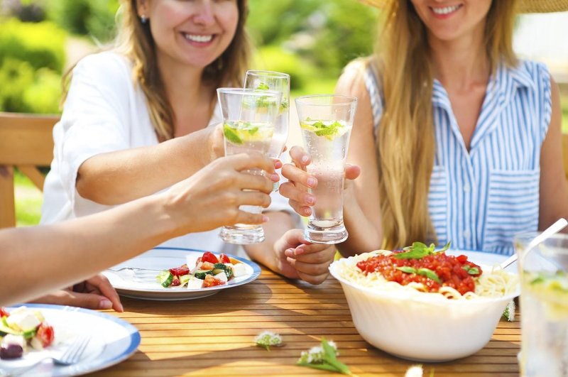 Povabite na osvežilno poletno kosilo – recept, ki preseneti in navduši