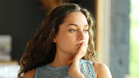 Zakaj vedno znova premlevate preteklost? Psihologi imajo preprost odgovor