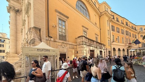 Rim turisti fontana Trevi