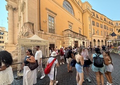 Novi turistični ukrep dobesedno razdelil turiste. Fotografije naše bralke kažejo zgovorne prizore pred veliko svetovno atrakcijo – bo tako tudi v Sloveniji?