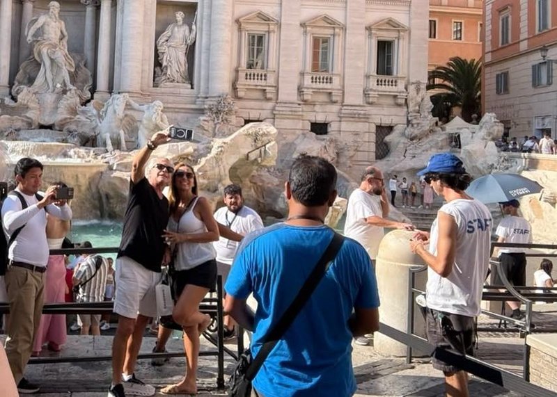 Rim turisti fontana Trevi
