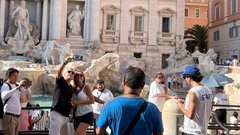 
                                                         Rim turisti fontana Trevi