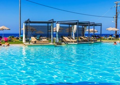 Obisk plaže ali luksuz? Na tej grški destinaciji vas lahko en dan ob morju drago stane