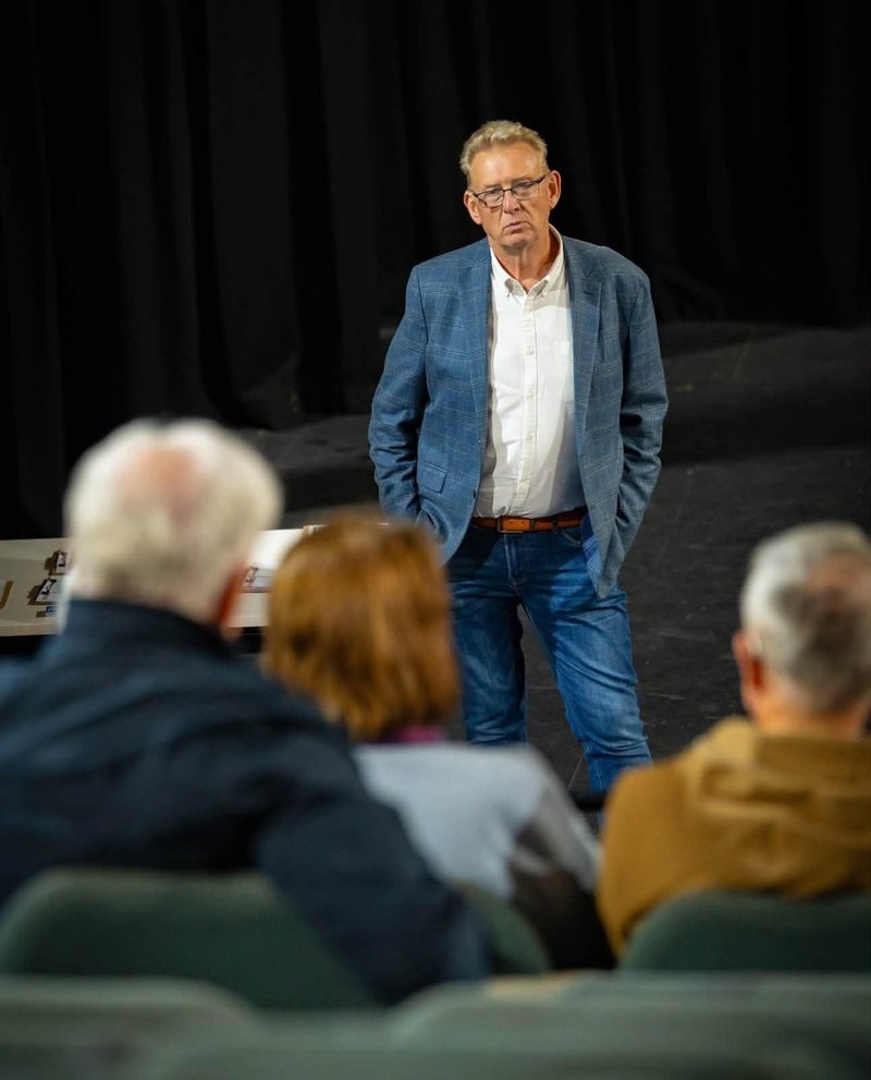 "Klinc, moja služba je dolgočasna!" Politik med sejo poslal zasebno sporočilo, ki ga je drago stalo