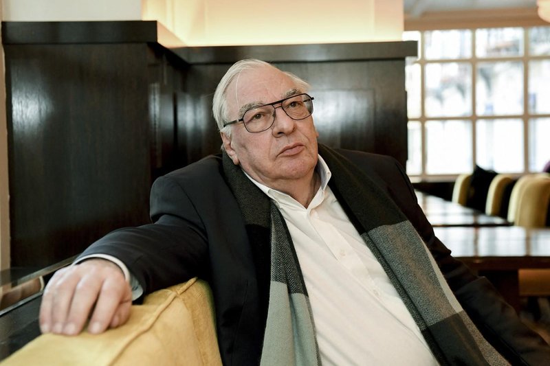 Umrl slaven pisatelj, ki je prejel prestižno nagrado