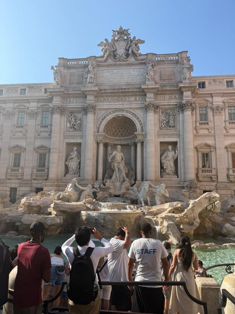 Rim turisti fontana Trevi