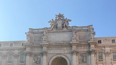 
                                                         Rim turisti fontana Trevi