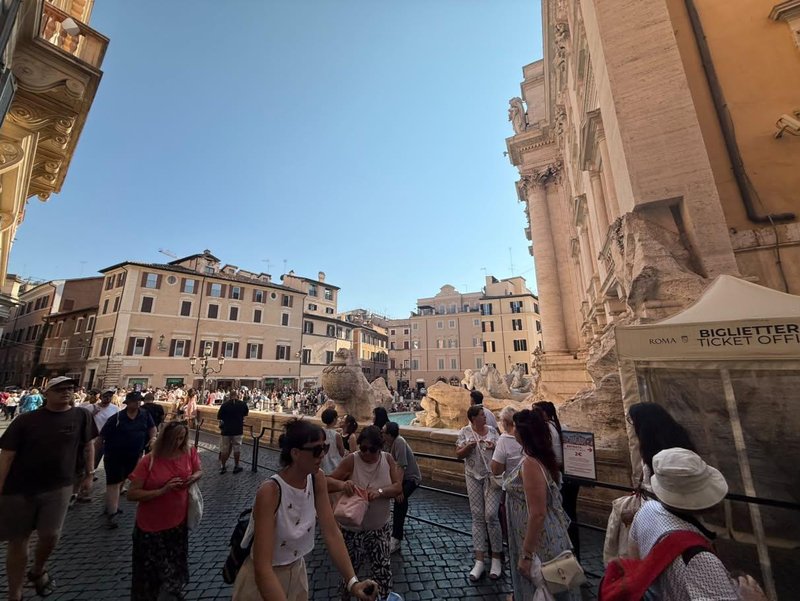Rim turisti fontana Trevi