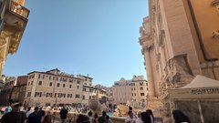 
                                                         Rim turisti fontana Trevi