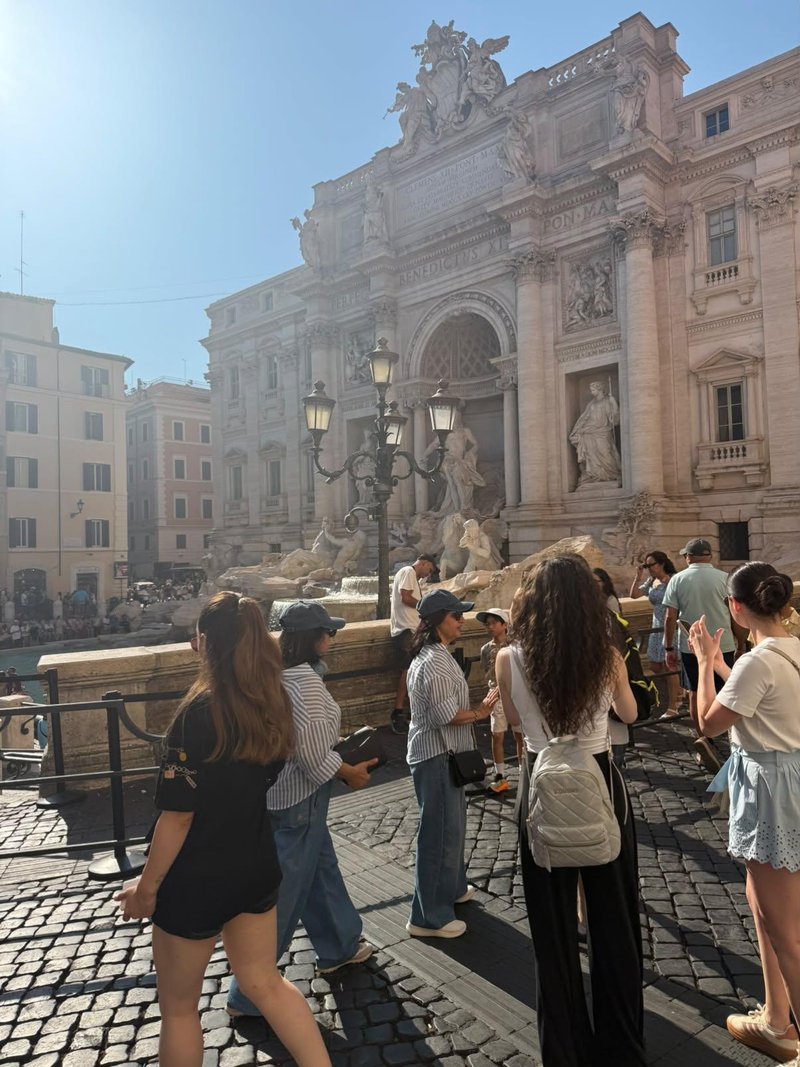 Rim turisti fontana Trevi ograja