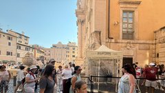 
                                                         Rim turisti fontana Trevi vstopnina