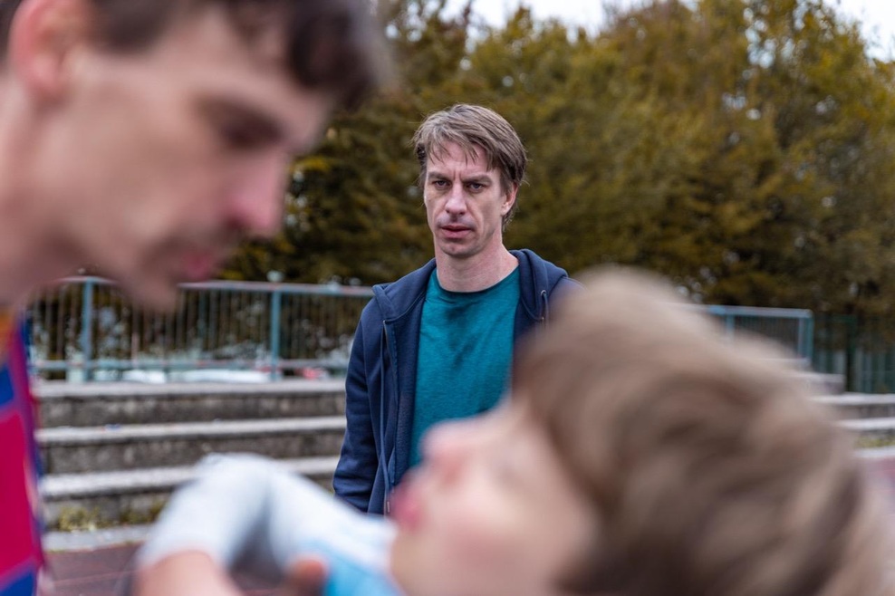 "Gospod profesor" tokrat v veliko bolj resni in pretresljivi vlogi: vse se bo vrtelo okrog nasilja (foto: Asiana Jurca Avci)