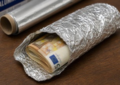 Ste slišali za to? Nekateri ljudje denar zavijajo v aluminijasto folijo - razlog, ki se skriva za tem, pa je bolj praktične narave