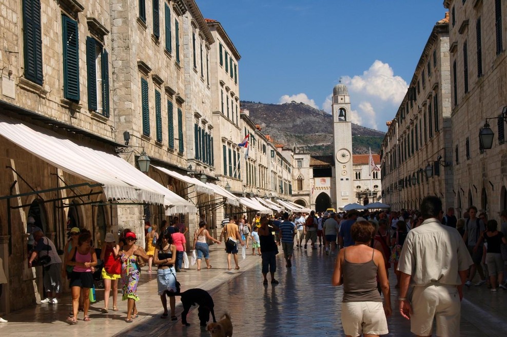 Hrvati se jezijo nad turisti, omenjajo tudi Slovence: "Za seboj puščajo gore smeti, preklinjajo domačine, pritožujejo se celo nad ... " (foto: Profimedia)