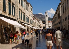Hrvati se jezijo nad turisti, omenjajo tudi Slovence: "Za seboj puščajo gore smeti, preklinjajo domačine, pritožujejo se celo nad ... "