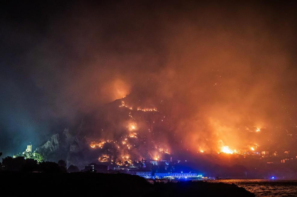 Grozljivka v Dalmaciji: požar zajel priljubljeno turistično mesto, poškodovanih najmanj 36 ljudi, nekateri so v kritičnem stanju (foto: Bobo)