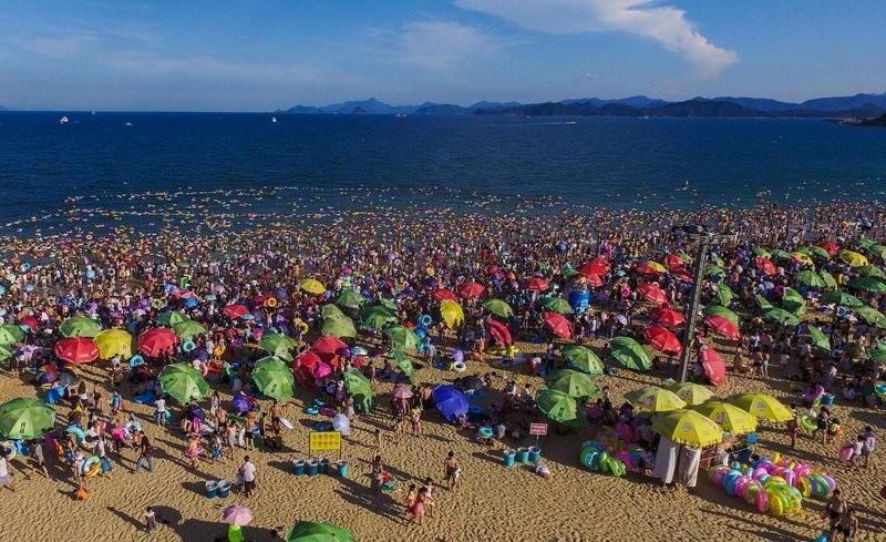 To je najbolj natrpana plaža na svetu: pravijo ji človeško mravljišče, do morja se je skoraj nemogoče prebiti (FOTO in VIDEO)