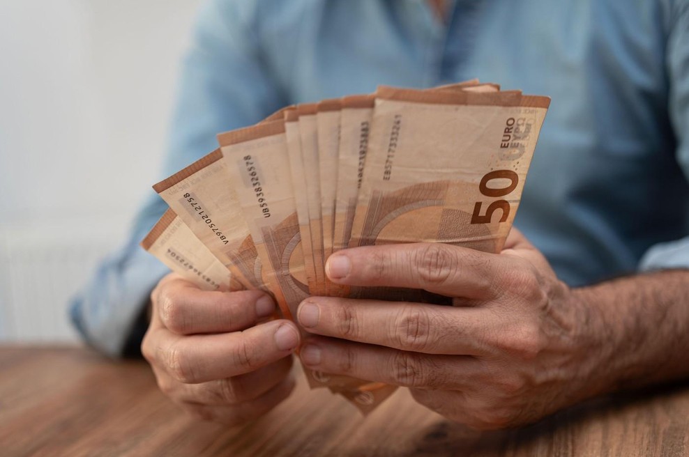 Nekatera podjetja pričakujejo nižanje plač: na udaru bodo predvsem ti delavci (foto: Profimedia)