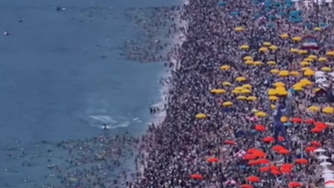 To je najbolj natrpana plaža na svetu: pravijo ji človeško mravljišče, do morja se je skoraj nemogoče prebiti (FOTO in VIDEO)