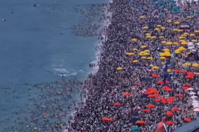 To je najbolj natrpana plaža na svetu: pravijo ji človeško mravljišče, do morja se je skoraj nemogoče prebiti (FOTO in VIDEO)