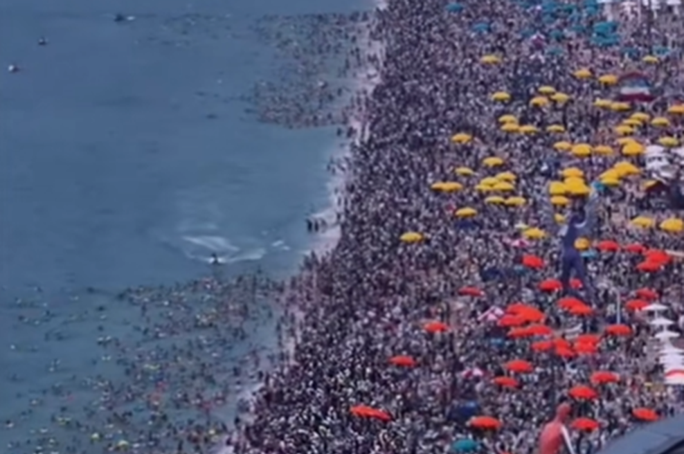 To je najbolj natrpana plaža na svetu: pravijo ji človeško mravljišče, do morja se je skoraj nemogoče prebiti (FOTO in VIDEO) (foto: TikTok/corrieredellasera/posnetek zaslona)