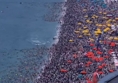 To je najbolj natrpana plaža na svetu: pravijo ji človeško mravljišče, do morja se je skoraj nemogoče prebiti (FOTO in VIDEO)