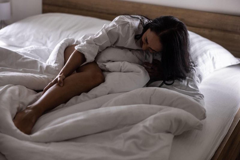 Vas sredi noči zgrabi krč? Zdravnik pojasnjuje, kaj se skriva za tem