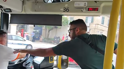 Voznik avtobusa s to potezo šokiral potnike: mnogi menijo, da si tega ne bi smel privoščiti (VIDEO)