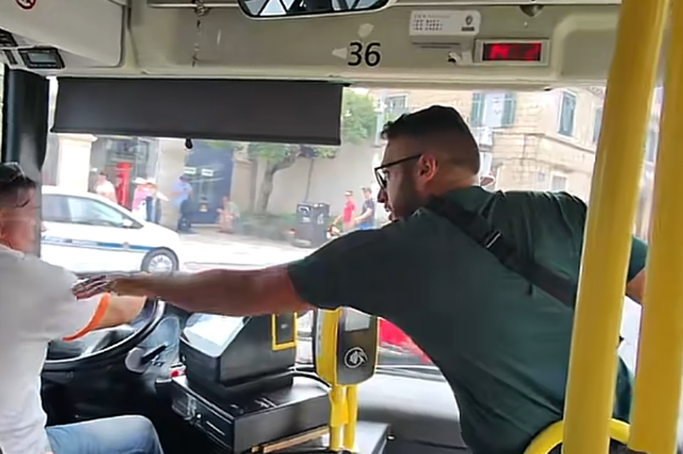 Voznik avtobusa s to potezo šokiral potnike: mnogi menijo, da si tega ne bi smel privoščiti (VIDEO) (foto: TikTok/dt_driver_training/posnetek zaslona)