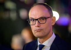 Nova razpoka v vladni koaliciji: iz Demokratov Anžeta Logarja izstopila ena od poslank