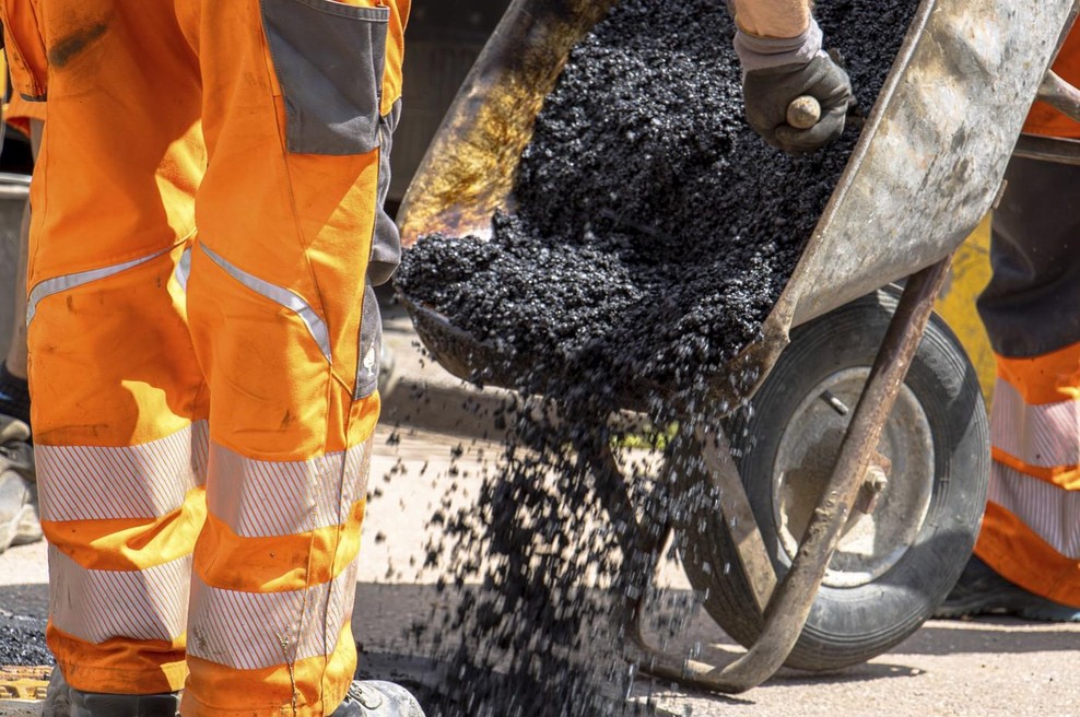 Osuplim delavcem pojasnili, iz česa bodo po novem gradili ceste: nihče ni mogel verjeti, da je vse to res, a gre za genialno idejo (foto: Profimedia)