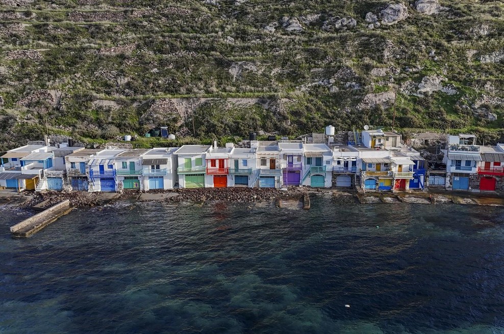 Skriti kotiček Sredozemlja, ki ga turisti pogosto spregledajo: barvite hiške ob morju ustvarjajo pravljično kuliso (FOTO) (foto: Profimedia)