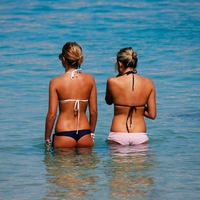 "Edini brezplačni ležalnik": na plaži na Hrvaškem se je pojavil mrliški zaboj