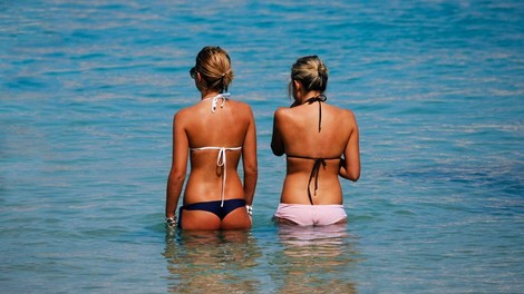 "Edini brezplačni ležalnik": na plaži na Hrvaškem se je pojavil mrliški zaboj
