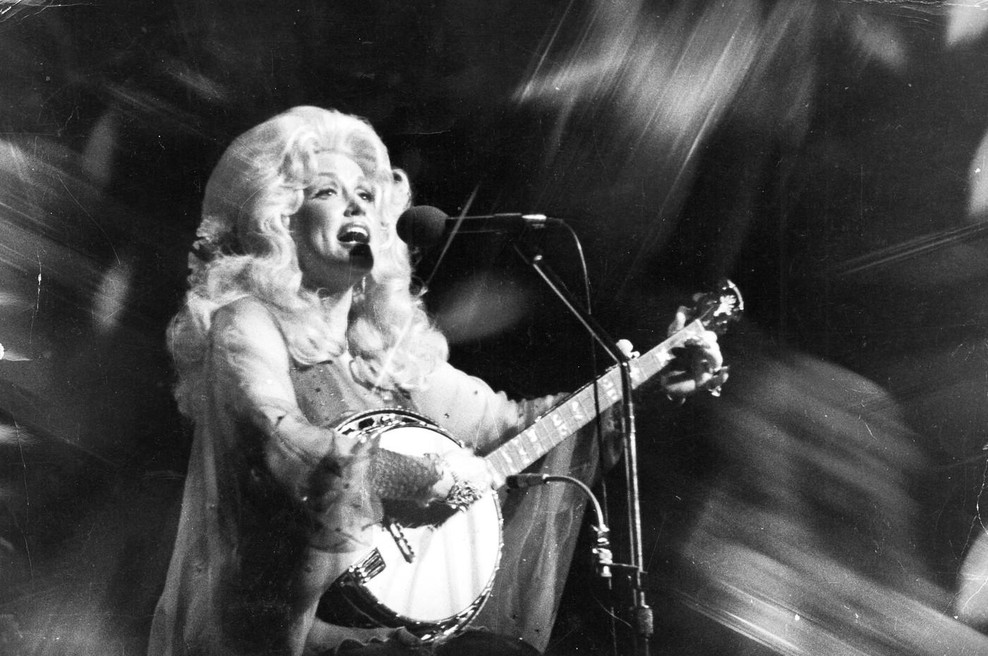 Svet glasbe se je zavil v debel plašč globoke žalosti: v 81. letu starosti je umrla legendarna Dolly Parton (foto: Profimedia)