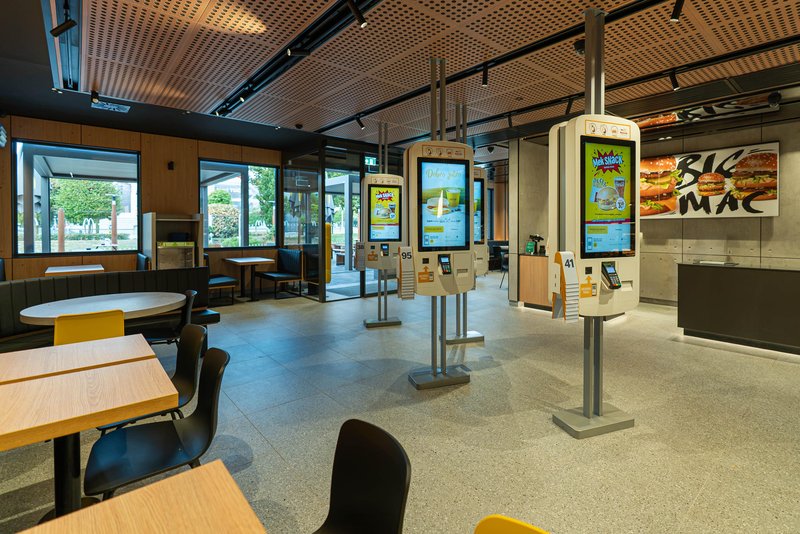 Prvi McDrive v Ljubljani v povsem novi podobi: McDonald's Žito po temeljiti prenovi znova odprl vrata